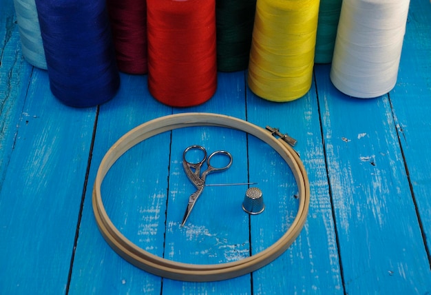 Warsztat z narzędziami do haftu i mulinami