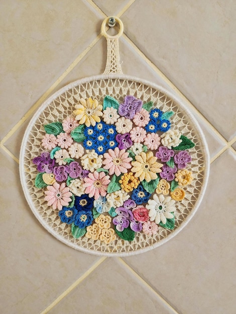 Ręcznie haftowany kwiatowy wzór na tkaninie